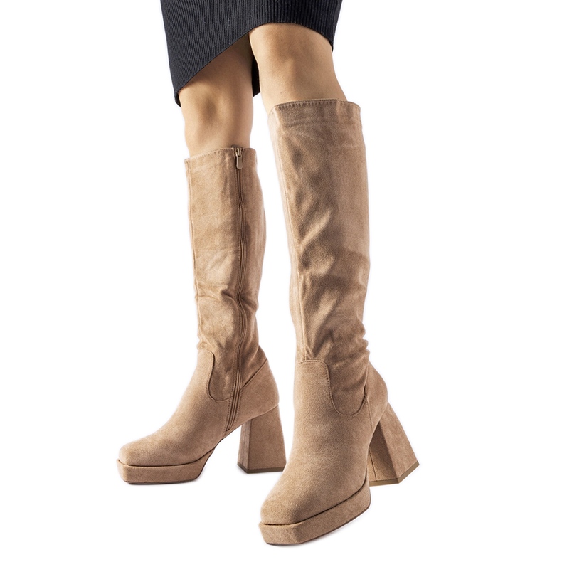 Beige varma stövlar på en massiv Fantino-klack