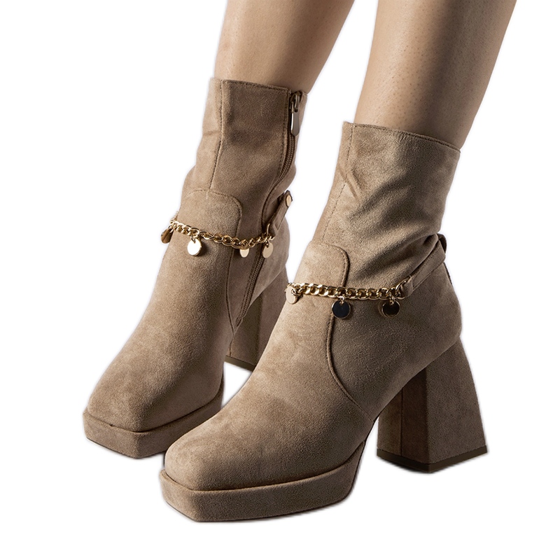 Beige isolerade ankelboots med Saviore-hänge