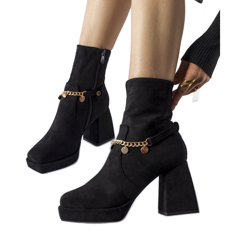 Svarta isolerade stövlar med Saviore-hänge