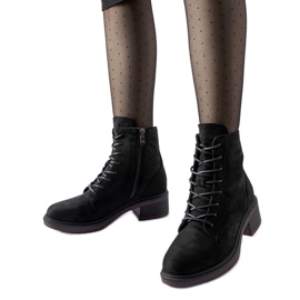 Svarta klassiska ankelboots med lila sula från Teo