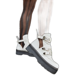 Vita stövlar på Lograto-plattformen