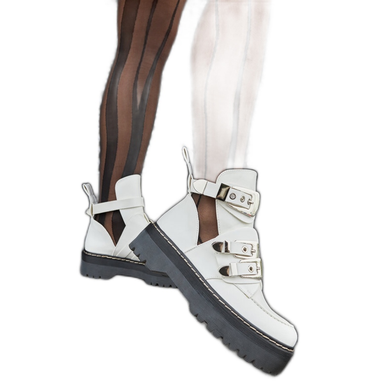 Vita stövlar på Lograto-plattformen