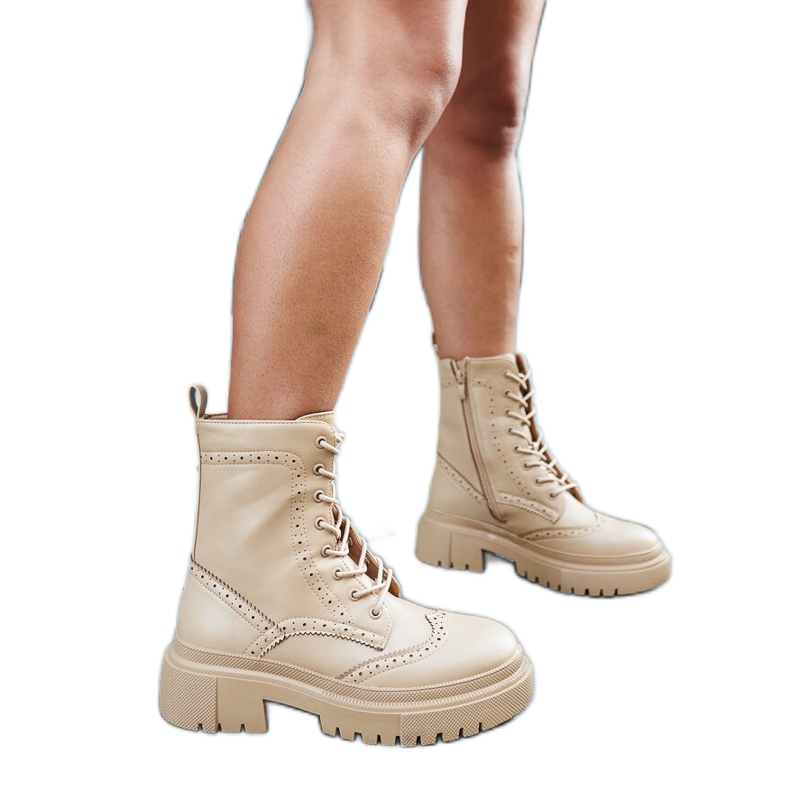 Beige stövlar dekorerade med Niclasömmar svart