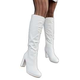 Vita högklackade stövlar från Strother