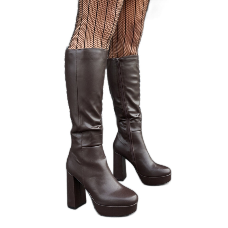 Bruna stövlar med plattform och klack från Zoccorino