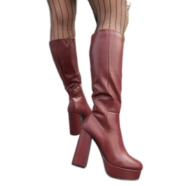 Vinröd platå och högklackade stövlar från Zoccorino