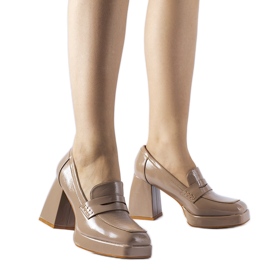 Beige patentpumps med västklack