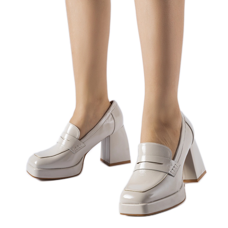 Grå patentpumps med västklack