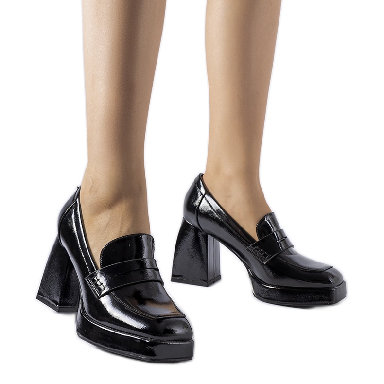 Svarta patentpumps med västklack