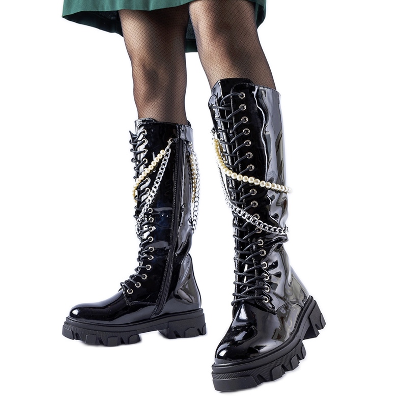 Svarta patentstövlar med Clarksburg-pärlor