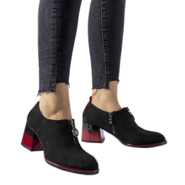 Svarta ankelboots med röda detaljer från Allyriane