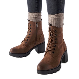 Romilda högklackade stövlar i brun mocka svart