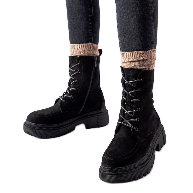 Svarta sneakers med massiv Riel-sula