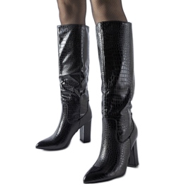 Svarta stövlar med Facino-prägling på hälen