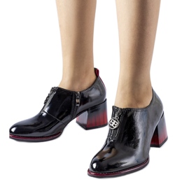 Svarta patentkängor från Allyriane