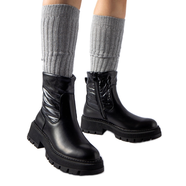 Svarta ankelboots med dekorativ ovandel från Garrett