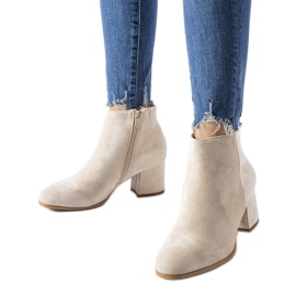 Beige lågklackade ankelboots från Mapleview