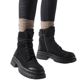 Svarta Vadnais-stövlar med sliten tå