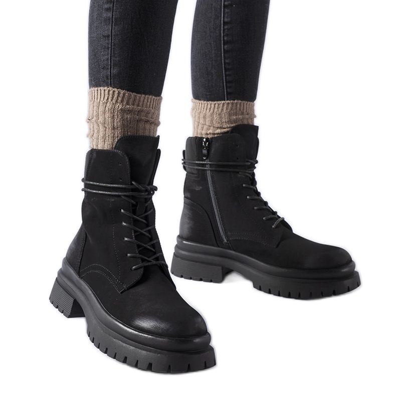 Svarta Vadnais-stövlar med sliten tå