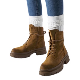 Bruna stövlar med sliten tå från Vadnais