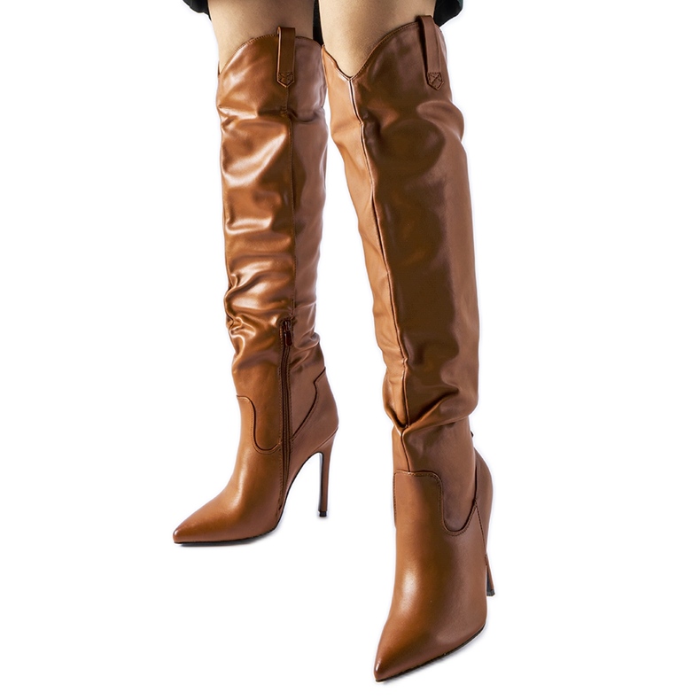 Bruna stövlar med hög klack från Cerati