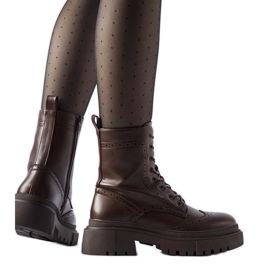 Bruna stövlar dekorerade med Niclasömmar