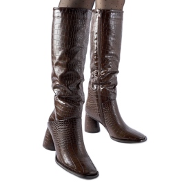 Bruna stövlar dekorerade med Council-prägling