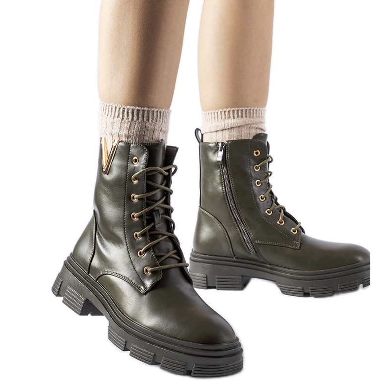 Mörkgröna isolerade arbetarstövlar med Fru cutout