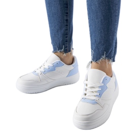 Vita sneakers med blå detaljer från Fournie
