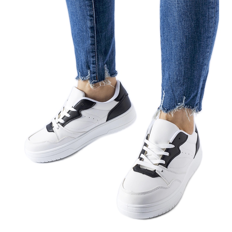 Vita sneakers med svarta Fournie-accenter