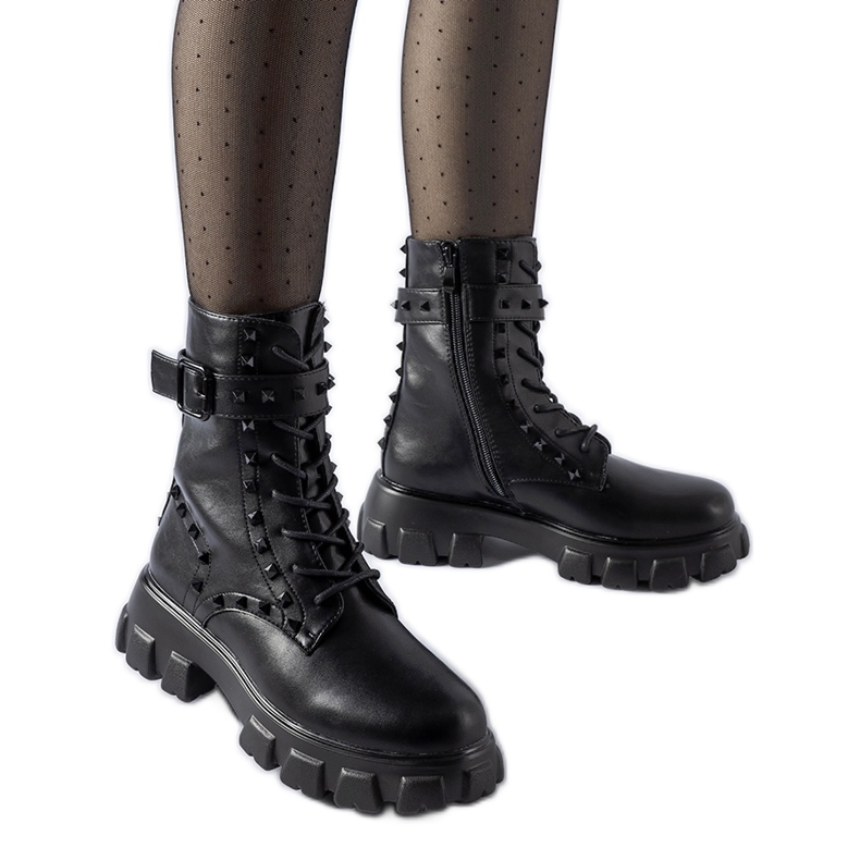 Svarta arbetarkängor dekorerade med Chamberlain nitar