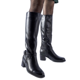 Svarta stövlar med ett dekorativt Ernest-spänne