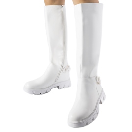 Vita platta stövlar med kedja från Armand