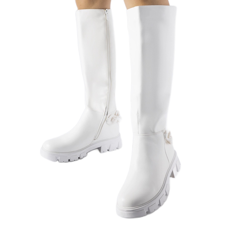 Vita platta stövlar med kedja från Armand