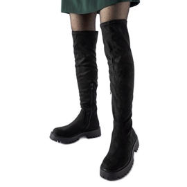 Långa svarta stövlar med massiv sula från Kossuth