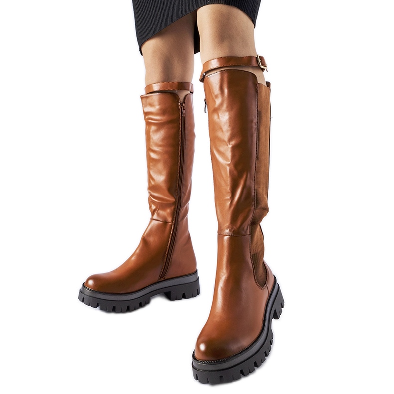 Bruna massiva stövlar dekorerade med ett Stuart-bälte