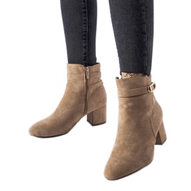 Beige lågklackade stövlar med Sesto-spänne