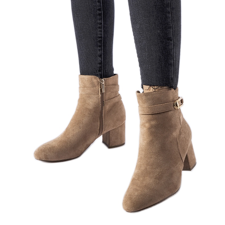 Beige lågklackade stövlar med Sesto-spänne