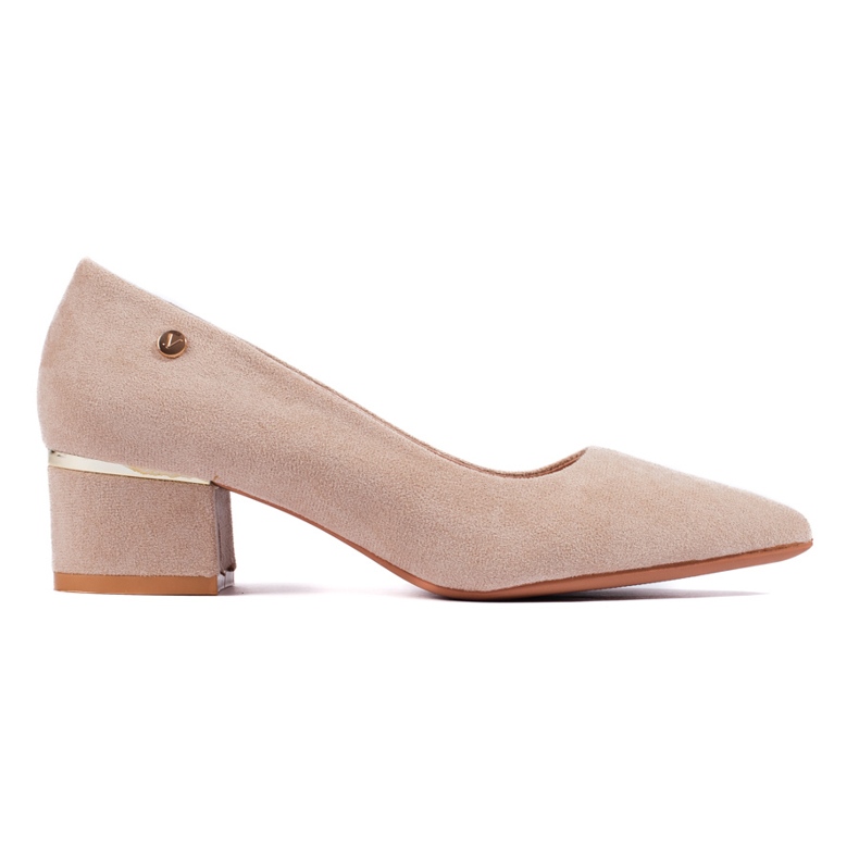 Beige lågklackade pumps från Vinceza