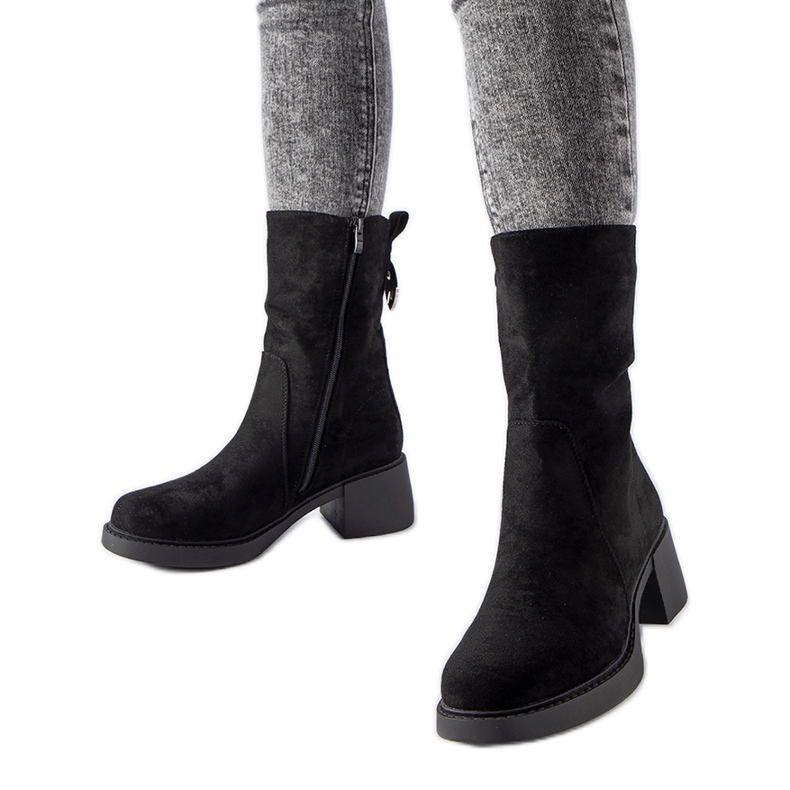 Svarta stövlar i ekomocka Agordino