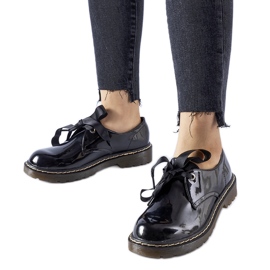 Svarta lackskor med Rodriguez-rosett