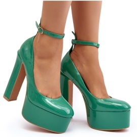 Lackade pumps på en massiv plattform och en stilettklack, Green Ninames grön