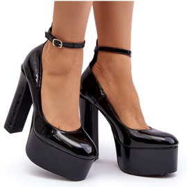 Lackade pumps på en massiv plattform och en klack, Black Ninames svart