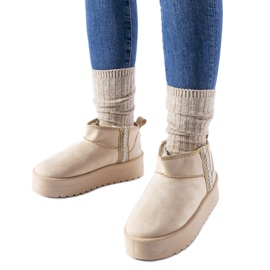 Beige snökängor på Dennison-plattformen