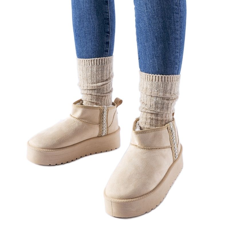 Beige snökängor på Dennison-plattformen