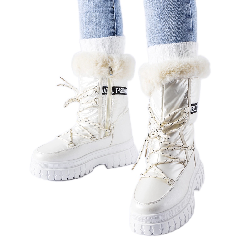 Beige isolerade snökängor med Giorgio-inskriptionen