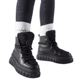 Svarta ankelboots på en massiv Sforza-plattform