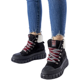 Svarta isolerade sneakers på Ottiol-plattformen