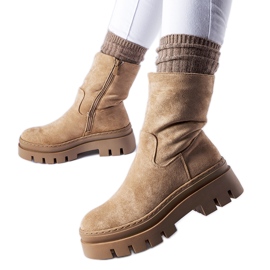 Bruna isolerade ankelboots med massiv Umber-plattform