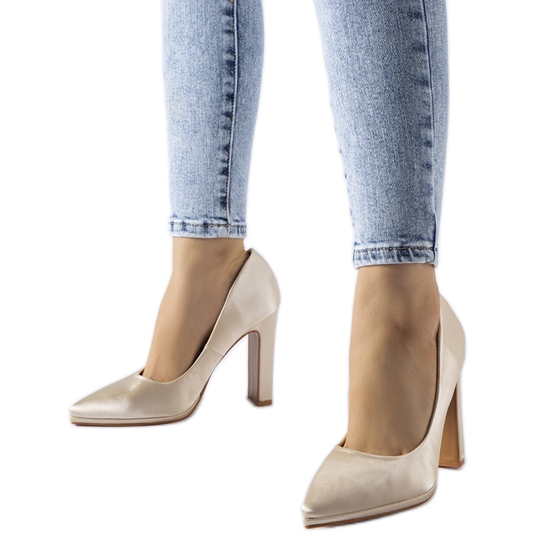 Stilettpumps i beige satin från Rivers